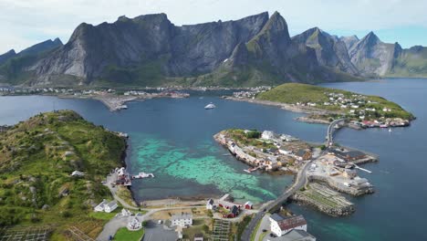 Archipiélago-De-Las-Islas-Lofoten-En-Noruega,-Escandinavia---Vista-Aérea-De-Los-Fiordos,-El-Pueblo-Pesquero-De-Reine-Y-Sakrisoy
