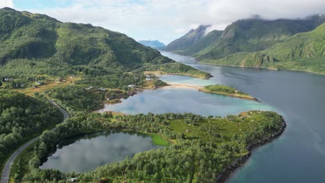 Natur-Der-Lofoten-Inseln,-Lagune-Und-Fjord-Im-Sommer-In-Norwegen---4K-Luftaufnahme