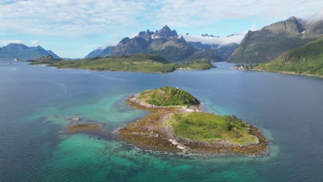 Paisaje-Natural-De-Las-Islas-Lofoten-Y-Fiordo-En-Trollfjord,-Noruega---Círculos-Aéreos-4k