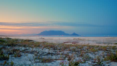 Tafelberg-Am-Frühen-Morgen-Bewegt-Sich-Die-Kamera-In-Richtung-Strand-Und-Kapstadt