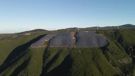 Vista-Aérea-De-Una-Granja-Fotovoltaica-En-La-Cima-De-Una-Montaña-En-La-Isla-Paul-Da-Serra-De-Madeira.