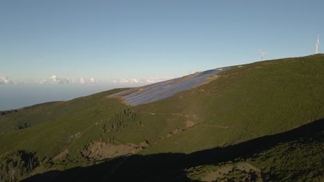 Vista-Aérea-De-Una-Granja-Fotovoltaica-En-La-Cima-De-Una-Montaña-En-La-Isla-Paul-Da-Serra-De-Madeira.