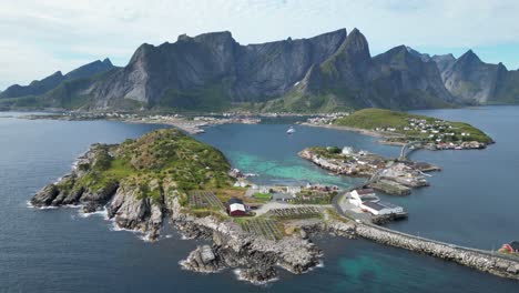 Archipiélago-De-Las-Islas-Lofoten-En-Noruega,-Escandinavia---Vista-Aérea-De-Los-Fiordos,-Sakrisoy-Y-Reine-Village