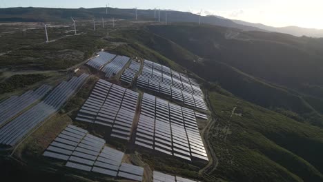 Vista-Aérea-De-Un-Parque-Fotovoltaico-Y-Un-Parque-Eólico-En-La-Cima-De-Una-Montaña-En-La-Isla-Paul-Da-Serra-De-Madeira.
