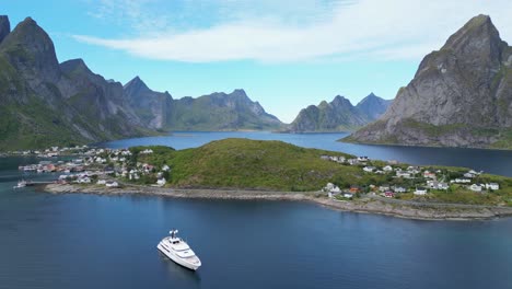 Yachtboot-In-Den-Reine-Fjorden,-Lofoten-Archipel,-Norwegen,-Skandinavien---4k-Luftrundfahrt