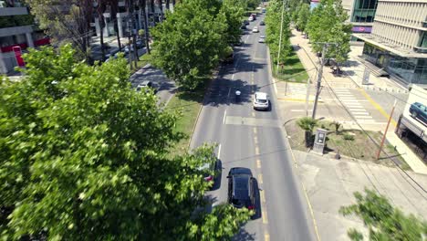 Luftdrohnen-Folgen-Modernen-Autos-In-Der-Schnellstraße-Zwischen-Bäumen-Einer-Lateinamerikanischen-Stadt