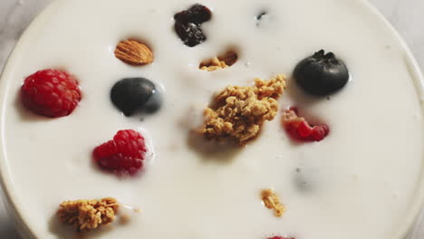 Vanilla-yogurt-with-granola-and-blueberries-whit-spoon