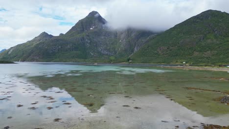 Laguna,-Naturaleza-Y-Fiordos-En-Raften,-Islas-Lofoten,-Noruega---Antena-4k
