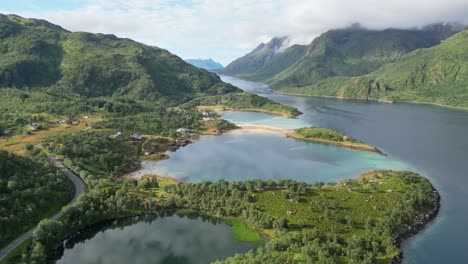 Naturaleza-De-Las-Islas-Lofoten,-Laguna-Y-Fiordo-En-Verano-En-Tengelfjord,-Noruega---Círculos-Aéreos-4k