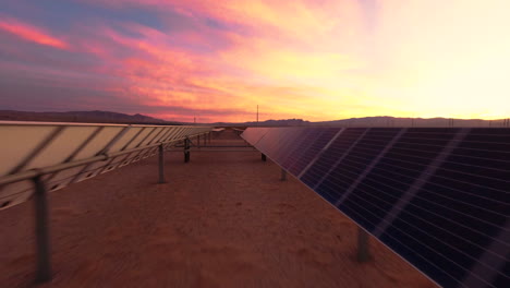 FPV-Drohne-Fliegt-Bei-Sonnenuntergang-Oder-Sonnenaufgang-Im-Wüsten-Solarpark
