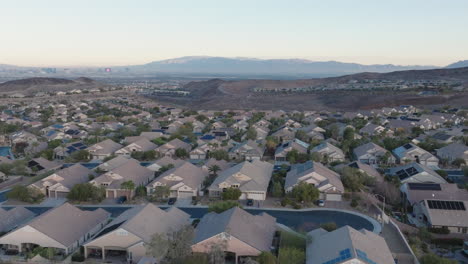 Casas-Suburbanas-En-El-Desierto-De-Nevada,-Las-Vegas,-Aérea.