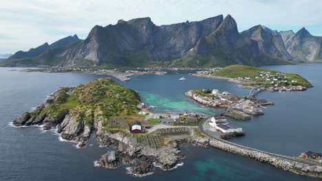 Sakrisoy-Und-Reine-Village-Im-Lofoten-Archipel,-Norwegen,-Skandinavien---4K-Luftaufnahme