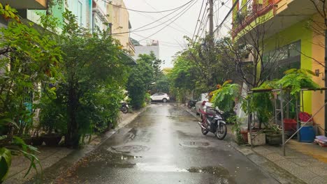 Calle-De-Barrio-Urbano-Vietnamita-Asiático-Local-Después-Del-Tiempo-Lluvioso-Durante-El-Día-Nublado