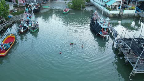 Niños-Nadando-En-Un-Río-Estuarino-En-El-Pueblo-Pesquero-De-Bang-Pu,-Parque-Nacional-Sam-Roi-Yot,-Prachuap-Khiri-Khan,-Tailandia