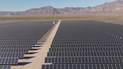 Riesige-Solarpanel-Anordnung-In-Der-Wüste-Von-Nevada,-Luftaufnahme