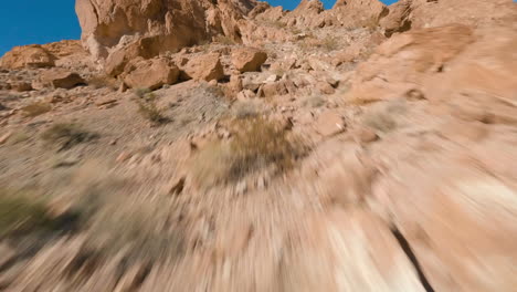 FPV-Drohne-Fliegt-An-Einem-Sonnigen-Tag-Durch-Die-Wüstenlandschaft