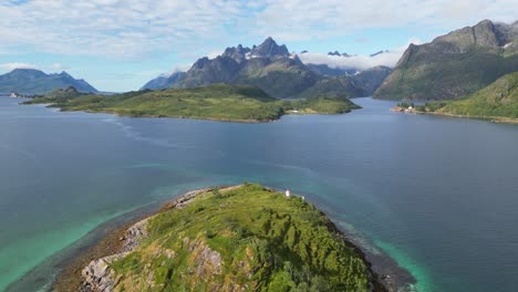 Isla-Verde-En-El-Fiordo-En-Verano-En-Las-Islas-Lofoten,-Noruega---Antena-4k