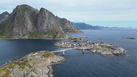 Malerische-Straße-Der-Lofoten-Inseln-Entlang-Der-Fjorde,-Der-Küste-Und-Des-Dorfes-Hamnoy-–-Luftbild-4k