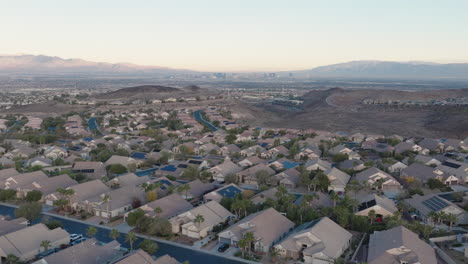 Vorstadthäuser-In-Nevada,-Las-Vegas-Strip-Im-Hintergrund,-Luftaufnahme