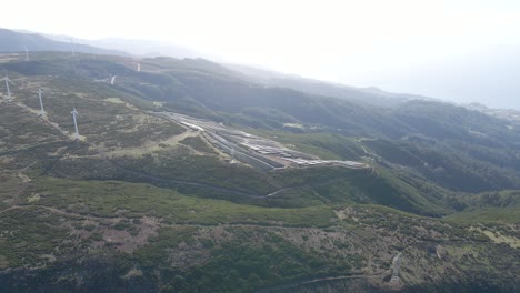 Vista-Aérea-De-Un-Parque-Fotovoltaico-Y-Un-Parque-Eólico-En-La-Cima-De-Una-Montaña-En-La-Isla-Paul-Da-Serra-De-Madeira.