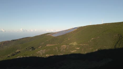 Luftaufnahme-Eines-Photovoltaikparks-Auf-Einem-Berg-Auf-Der-Insel-Paul-Da-Serra-Auf-Madeira