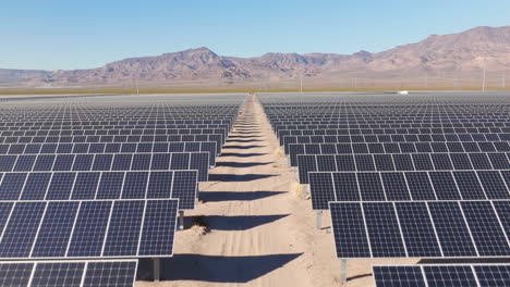 Solarpark-In-Der-Wüste-Von-Nevada-Tagsüber,-Luftaufnahme