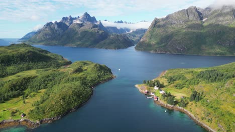 Paisaje-Natural-Del-Fiordo-De-Las-Islas-Lofoten-Y-En-Trollfjord,-Noruega---Antena-4k