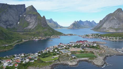 Reine-Dorf-Im-Lofoten-Archipel,-Norwegen,-Skandinavien---4K-Luftaufnahme-Im-Sommer