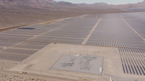 Subestación-Eléctrica-En-Una-Enorme-Granja-Solar-En-El-Desierto,-Panorama-Aéreo