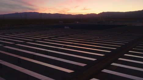 Dusk-Light-Reflecting-on-Solar-Panels-in-a-Desert-Solar-Farm