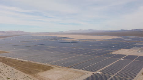 Granja-Solar-En-Un-Desierto,-Panorama-Aéreo