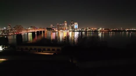 Horizonte-De-Louisville,-Kentucky-Por-La-Noche-Con-Video-De-Drones-Subiendo