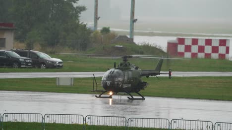 Helicóptero-Militar-En-La-Rampa-Del-Aeropuerto,-La-Pala-Del-Rotor-Gira-Y-Se-Prepara-Para-Despegar