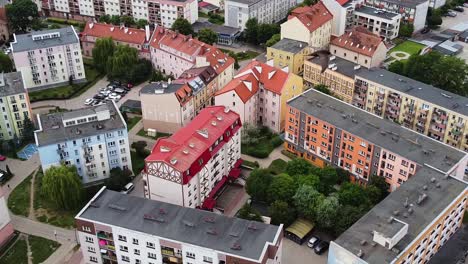 Bunte-Gebäude-Der-Elchstadt-Und-Herumfliegende-Vögel,-Luftaufnahme