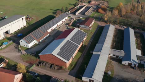 Auf-Dem-Dach-Eines-Bauernhofs-Montierte-Photovoltaikpaneele,-Die-Die-Von-Ihnen-Erzeugte-Grüne-Und-Saubere-Energie-Nutzen,-Luftaufnahme