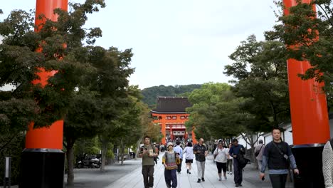Toma-Estática-De-Turistas-En-El-Santuario-Fushimi-Inari-En-Kioto,-Japón,-Cerca-De-La-Gran-Puerta-Torii-Y-La-Estación-Inari.