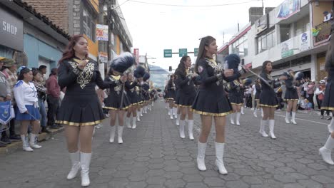 Majorettes-Bailando-Giran-Bastones-Desfile-Callejero-Del-Día-De-La-Independencia-De-La-Ciudad-Cámara-Lenta