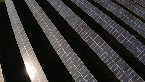 Filas-De-Paneles-Solares-Que-Producen-Energía-Ecológica-Y-Sostenible,-Vista-Aérea.