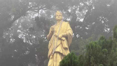 Primer-Plano-De-La-Estatua-De-Color-Dorado-De-Netaji-Subhash-Chandra-Bose-En-Un-Parque-En-Kolkata