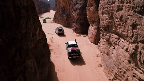 Vehículos-Todo-Terreno-Conduciendo-A-Través-Del-Bosque-De-Rocas-En-El-Desierto-Del-Parque-Nacional-Tassili-N&#39;ajjer-En-Argelia