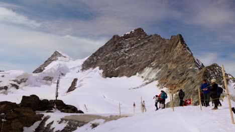 Los-Turistas-Contemplan-La-Belleza-Del-Valle-Hineres-Lauterbrunnen-En-Suiza.