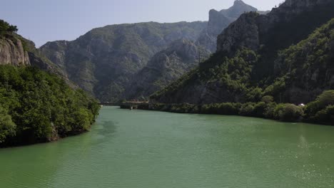 Drohnenansicht-Des-Flusses-Neretva,-Der-Durch-Die-Berge-In-Bosnien-Fließt