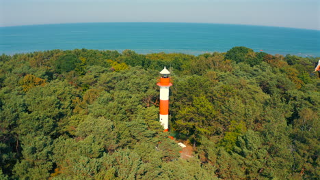 Drone-shot-of-lighthouse-in-Jastarnia,-Poland-with-baltic-sea-in-the-background