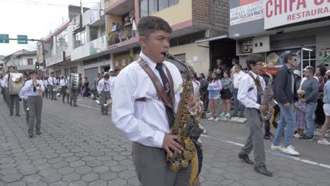 Joven-Banda-De-Música-Realiza-Desfiles-Callejeros-Celebraciones-De-Independencia-De-La-Ciudad-Mo-Lento