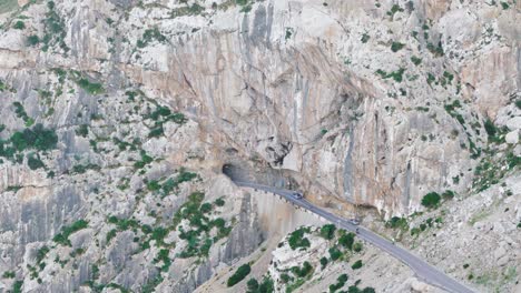 Luftaufnahme,-Kamera-Verfolgt-Autos,-Die-Durch-Den-Soller-Straßentunnel,-Mallorca,-Fahren