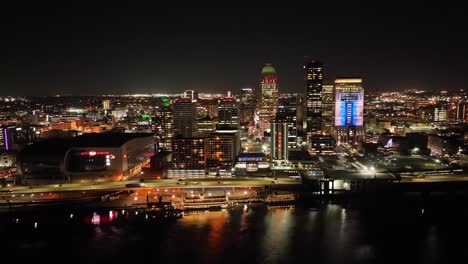 Skyline-Von-Louisville,-Kentucky-Bei-Nacht-Mit-Kreisendem-Drohnenvideo