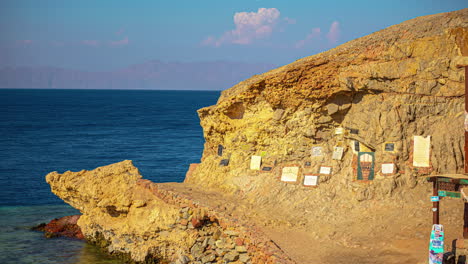 Zeitrafferaufnahme-Einer-Felsigen-Küste-Mit-Wellen,-Die-An-Einem-Sonnigen-Tag-Am-Xlendi-Strand-In-Malta-Entlangkrachen