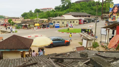 Straßenverkehr,-Häuser-Und-Grüner-Hügel-An-Der-Kapküste-In-Ghana,-Statisch