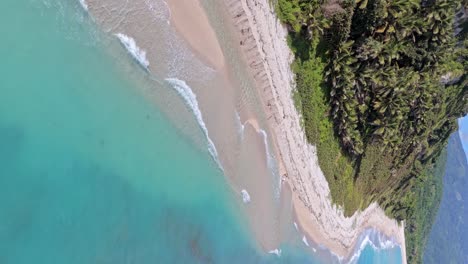 Vertikale-Ansicht-Der-Türkisblauen-Meereswellen-An-Der-Küste-Des-Strandes-Los-Patos-Im-Sommer-In-Barahona,-Dominikanische-Republik