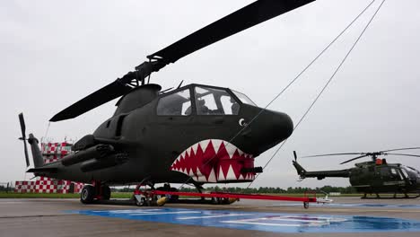 Helicóptero-Cobra-Bell-Tah-1p-Estacionado-En-Un-Remolque-Listo-Para-Su-Transporte